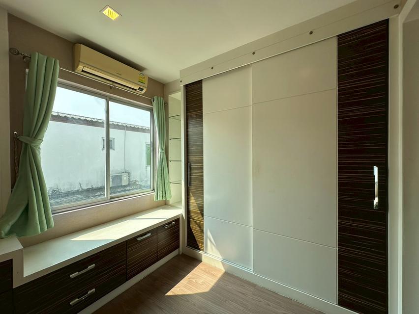 ขายถูกมาก!!  ทาวน์โฮม 2 ชั้น  อารียา เดอะคัลเลอร์ 1 ( Areeya The Color 1 ) อยู่ต้นโครงการ ตกแต่งเต็มพื้นที่ เปิดเป็น Home office ได้เลย ใกล้รถไฟฟ้า สา 12