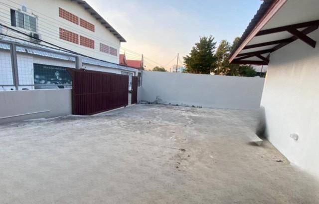 ให้เช่าบ้านเดี่ยวสร้างใหม่ 2 ชั้น เนื้อที่ 100 ตารางวา ซอยลาดพร้าว 101 เหมาะอยู่อาศัยและทำสำนักงาน จอดรถได้ 4คัน ใกล้รถไฟฟ้าสายสีเหลือง สถานีลาดพร้าว 10