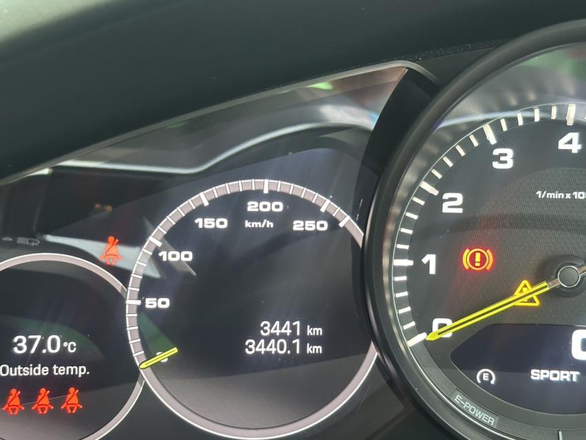 Porsche Cayenne 3.0 E-hybrid ปี 2023 สีพิเศษ crayon รถออก AAS ใช้งานน้อยมาก รูปที่ 11