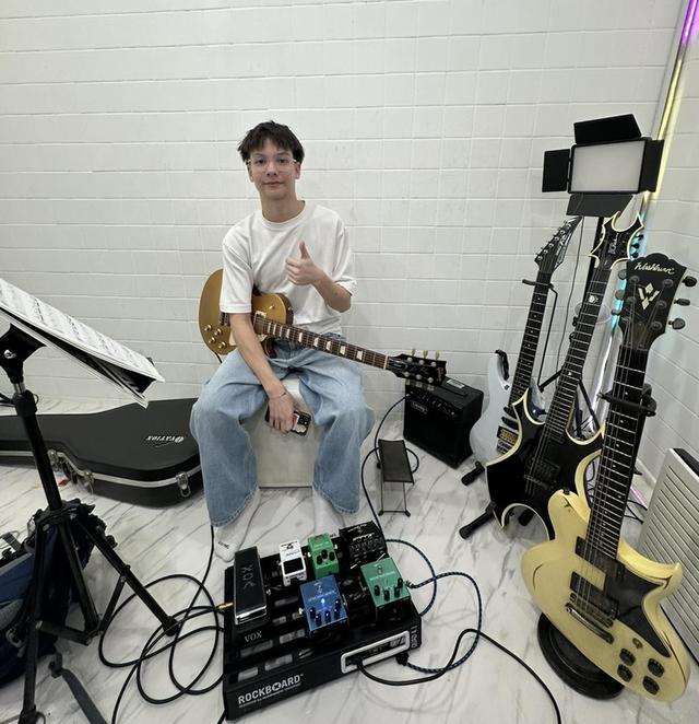 รับสอนกีตาร์ทุกประเภท ที่ Fin Music School 13