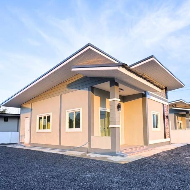 ราคา 1.59 ล้านบาท บ้านเดี่ยวมือหนึ่ง บ้านสวย บรรยากาศดี เนื้อที่กว้าง มีพื้นที่วิ่งเล่น พร้อมล้อมรั้ว ปูสวนหินรอบบ้านให้แล้ว พร้อมให้เข้าอยู่ 2