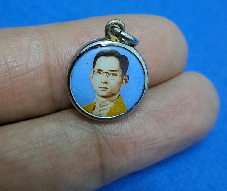  ล็อกเก็ต พระรูปในหลวงหลังลายเซ็นท่าน พิธีปลุกเสกใหญ่วัดบวร ปี2510 หลวงปู่ทิม วัดละหารไร่ หลวงปู่โต๊ะวัดประดู่ ร่วมปลุกเสกครับ 