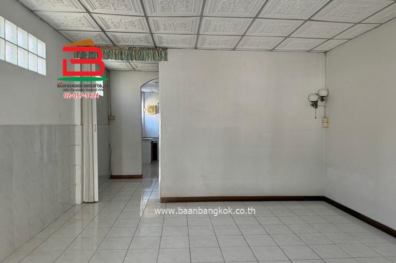 ทาวน์เฮาส์ หลังริม หมู่บ้าน เรือนจินตหรา เนื้อที่ 21 ตรว. ถนนวิภาวดีรังสิต แขวงตลาดบางเขน เขตดอนเมือง กรุงเทพฯ 4