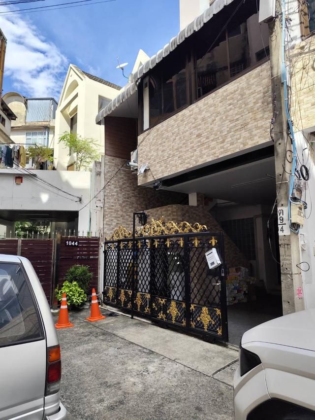 SALE NICE TOWN HOUSE 3 STROY WITH TENANT INCOME IMMIDIATELY OR NEGOTAION AT SUKHUMVIT44 รูปที่ 19
