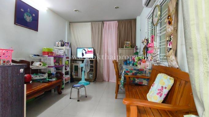 ทาวน์เฮ้าส์ หมู่บ้าน บัวทองธานี ถนนกาญจนาภิเษก บางบัวทอง นนทบุรี