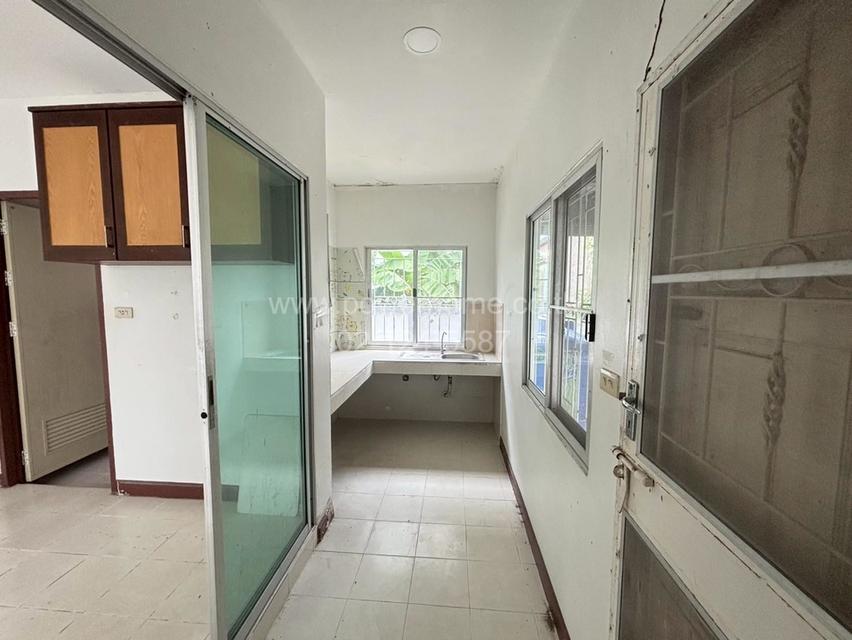 หมู่บ้านธัญญาภิรมย์ รังสิต-คลอง 10 ใกล้ตลาดพรธิสารคลอง 10 ถนนรังสิต–นครนายก ต.บึงสนั่น อ.ธัญบุรี จ.ปทุมธานี 12