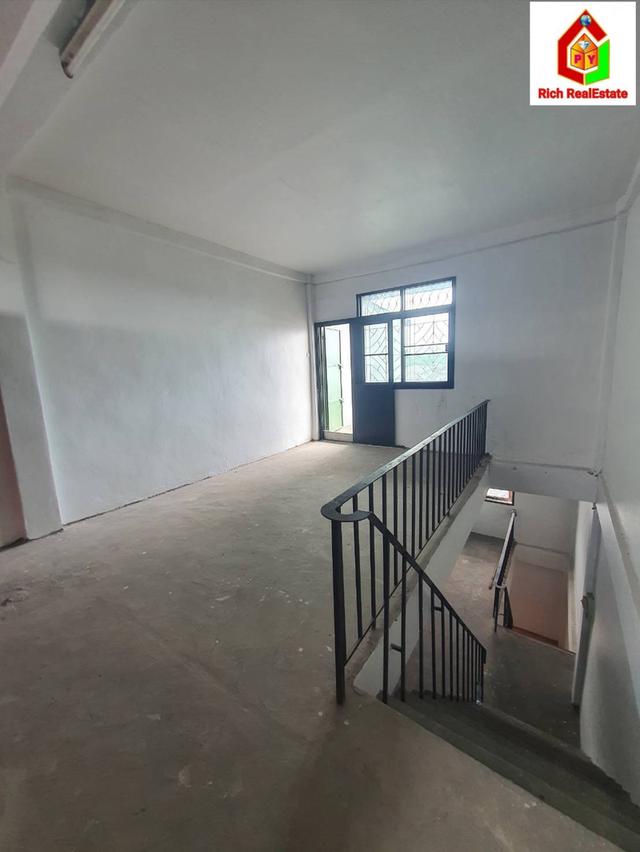 ขายถูกอาคารพาณิชย์ 3.75 ชั้น ซอยเอกชัย 35 แขวงบางขุนเทียน เขตจอมทอง เนื้อที่ดิน 29 ตรว. 3 นอน 2 น้ำ ขายตามสภาพ ติดถนนใหญ่ แหล่งชุมชน มีรถเมล์วิงผ่า 15