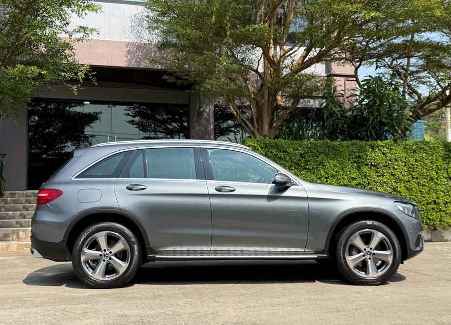 2019 BENZ GLC 250 รถมือเดียวออกป้ายแดง วิ่งน้อยเพียง 7X,XXX กม รถเข้าศูนย์ทุกระยะ ไม่เคยมีอุบัติเหตุครับ 2