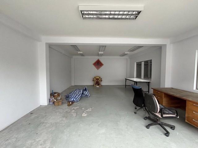 ขายอาคารสำนักงาน 3 ชั้นครึ่ง พร้อมโกดัง เนื้อที่ดิน136 ตร.ว ขายพร้อมผู้เช่าให้ผลตอบแทนทันที ใกล้เลียบด่วนรามอินทรา 4