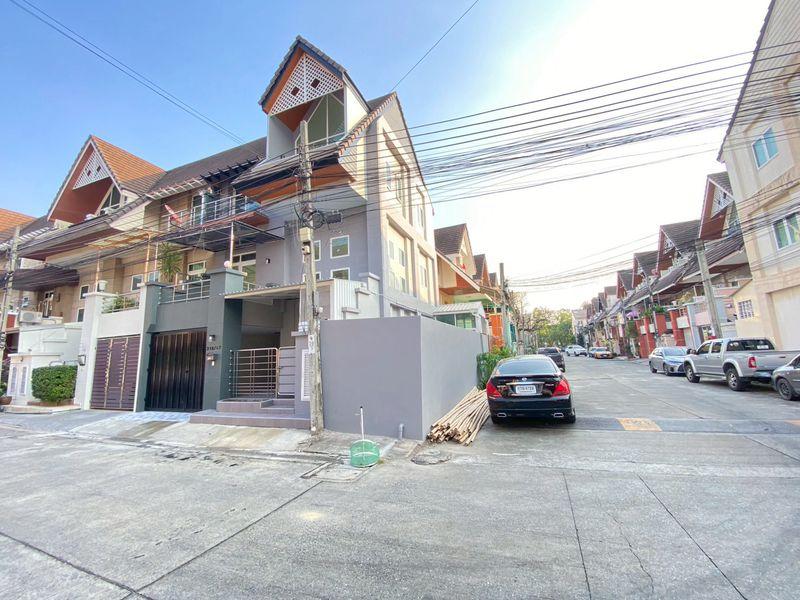 ขายทาวน์โฮม 3 ชั้น หลังมุม  เนื้อที่ 30.3 ตร.วา  หมู่บ้านเมอริทเพลส 2  ถนนลาดพร้าว 101 ซอย 39 แขวงวังทองหลาง 2