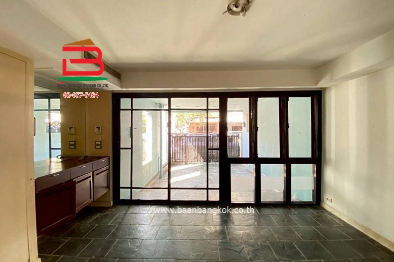 ทาวน์โฮม ซิตี้ทาวน์โฮมลาดพร้าว 80 (ใกล้ตลาดสะพานสอง) เนื้อที่ 22.8 ตรว. แขวงวังทองหลาง เขตวังทองหลาง 5