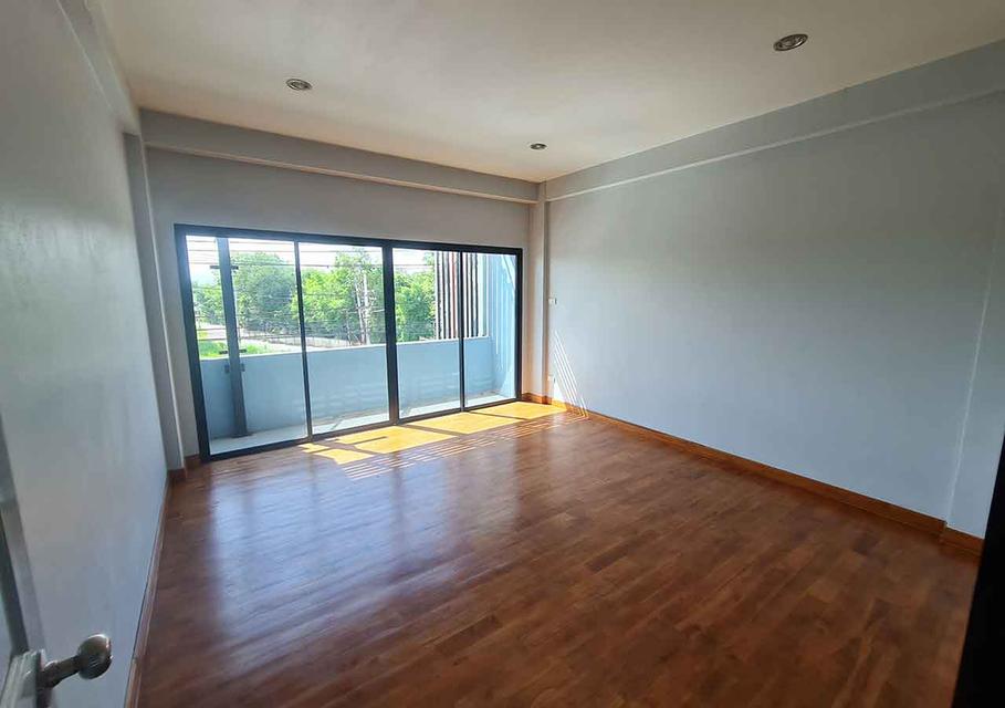 ตึกแถวติดถนนสายหลัก ใกล้ห้างแม็คโคร ขายถูกกว่าข้างเคียงแน่นอน สภาพดีมาก 4