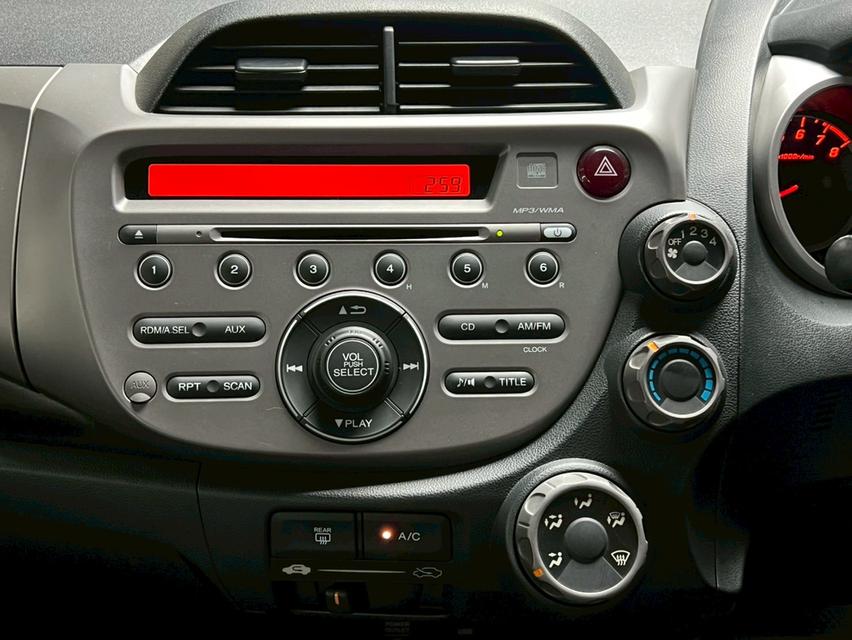 Honda JAZZ 1.5V Hatchback 8
