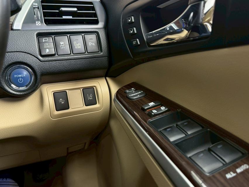 TOYOTA CAMRY, 2.5 HV PREMIUM โฉม ปี12-18 สีดำ เกียร์ออโต้ เบนซิน/ไฮบริด ตัวท็อปสุด มือเดียวป้ายแดง 👉ไมล์แท้ 128,239 km. คู่มือบุ๊คเซอร์วิสครบ รูปที่ 16