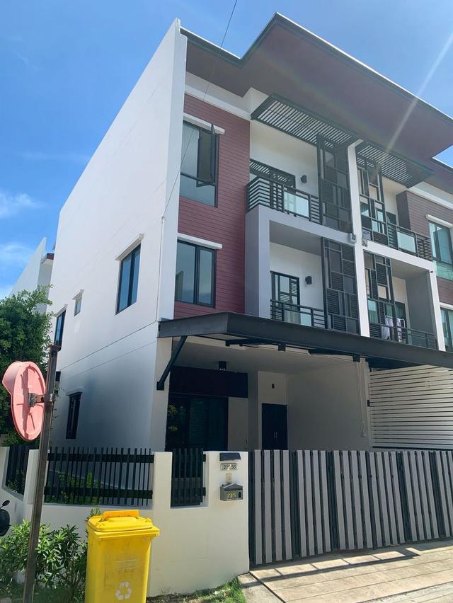 ขาย :ทาวน์โฮม 3 ชั้น,เนื้อที่ 29.3 ตรว.(หลังมุม)  หมู่บ้านไอฟิล บางนา ถนนเแกาญจนาภิเษก ซอย 57/2 1