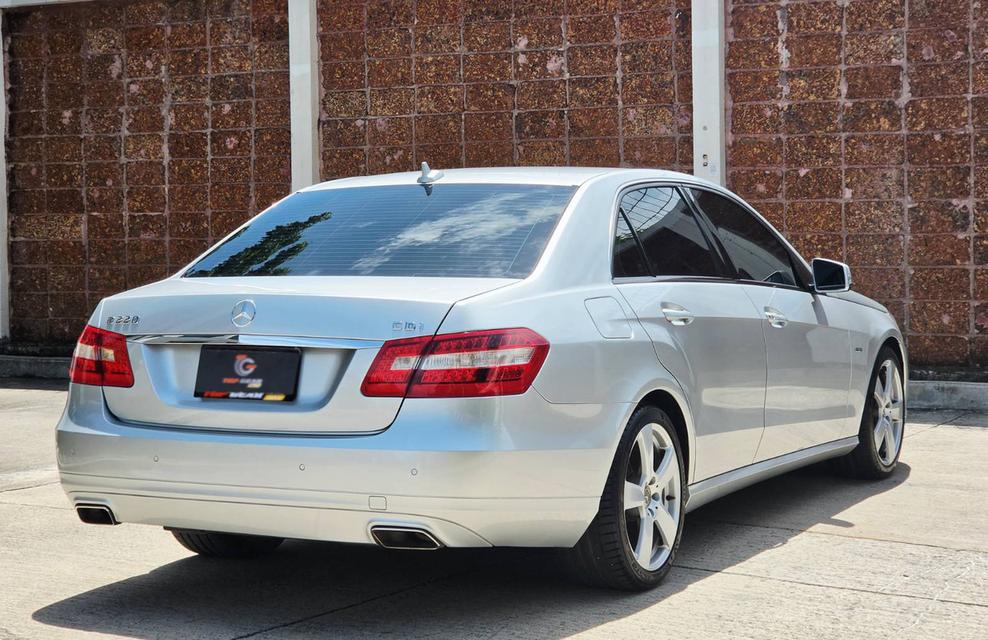 BENZ E220 cdi (W212) ปี2012 นำเข้า cbu เข้าใหม่เครื่องดีเซลหายาก ทนทาน สภาพสวยจัด รถมือเดียวป้ายแดง ออกห้างเกือบ 4 ล้าน รูปย่อยที่ 4