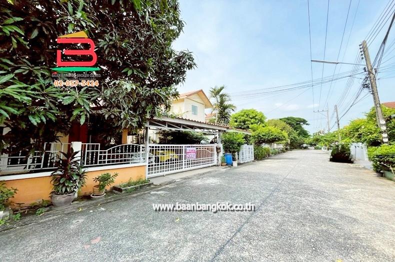 บ้านเดี่ยว หมู่บ้าน ลัลลี่วิลล์ (ซอยลำลูกกา 43) เนื้อที่ 61.1 ตรว. ถนนลำลูกกา ตำบลลาดสวาย อำเภอลำลูกกา จังหวัดปทุมธานี 11