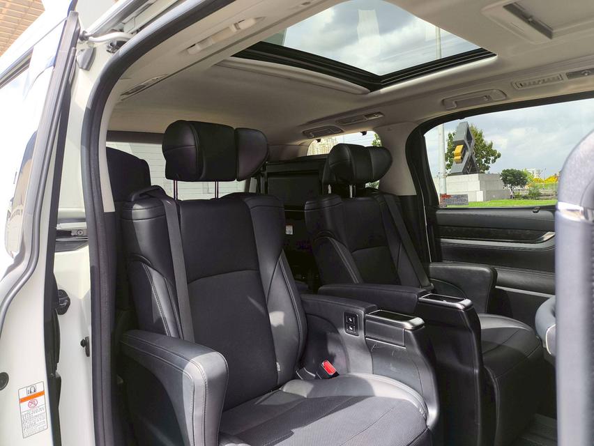 TOYOTA Alphard 2.5 S C-Package Van สีขาว ปี 2020 12