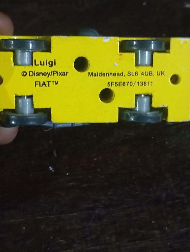 ชื่อตัวละคร: Luigi (ลุยจิ) รถ Fiat 500 สีเหลืองรุ่น: Team 95 Fan Favorites / Wood Collectionลักษณะเด่น: สวมชุดหูฟัง (Headset) สีดำสำหรับทีมช่างในวันแข รูปที่ 3