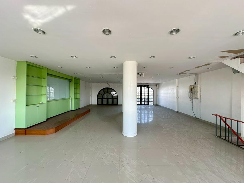 ขายอาคารพาณิชย์ 3.5 ชั้น 2 คูหา ขนาด 44 ตร.ว. ห่างจากถนนกาญจนาภิเษกเพียง 500 เมตร สภาพดี ทำเลค้าขายหรือทำโฮมออฟฟิศ ที่จอดรถสะดวก ใกล้ MRTสายสีม่วง 18