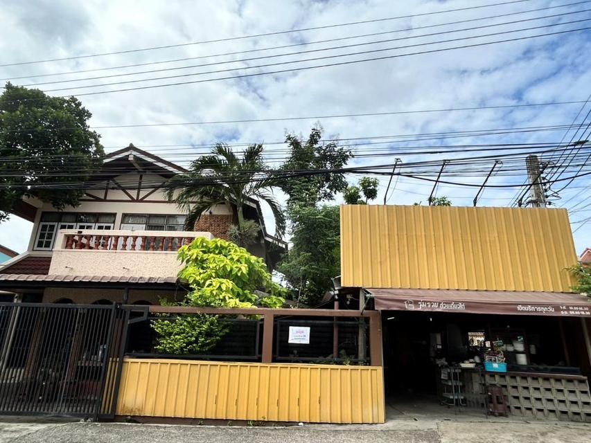 ขายบ้านเดี่ยว หลังมุม พร้อมที่ดินและกิจการร้านอาหาร ทำเลดี ซ.บางกระดี่ 3 พระราม 2  3