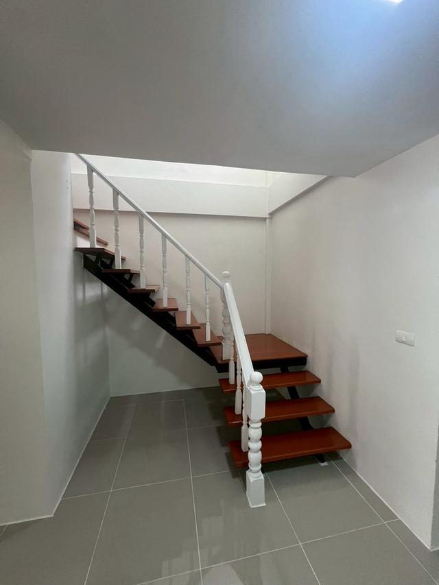 ขายทาวน์เฮาส์ 2 ชั้น เนื้อที่ 18 ตรว. ถนนเมน หมู่บ้านพนาสนธิ์ 6 ถนนนิมิตใหม่ 7 แขวงมีนบุรี เขตมีนบุรี กรุงเทพมหานคร  5