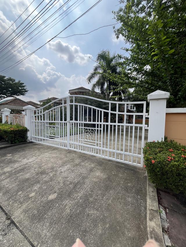 บ้านพร้อมที่ดิน 330 ตรว. แปลงใหญ่หายากในหมู่บ้านธัญธานี โฮม ออนกรีน ติดสนามกอล์ฟ เหมาะกับครอบครัวใหญ่ทำพู หรือสายเรนโนเวททำกำไร 17.9 ล้านบาท รา 7