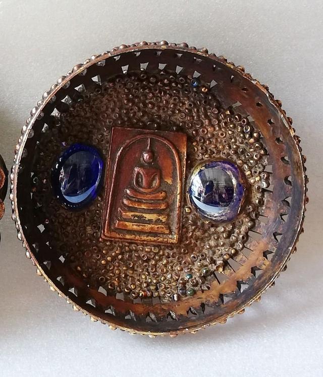 ตลับพระสมเด็จโตปางนาคปรก-สมเด็จโตนั่งบริกรรมคาถา ลายฉลุประดับพลอยสีเม็ดคริสตัน รูปที่ 7