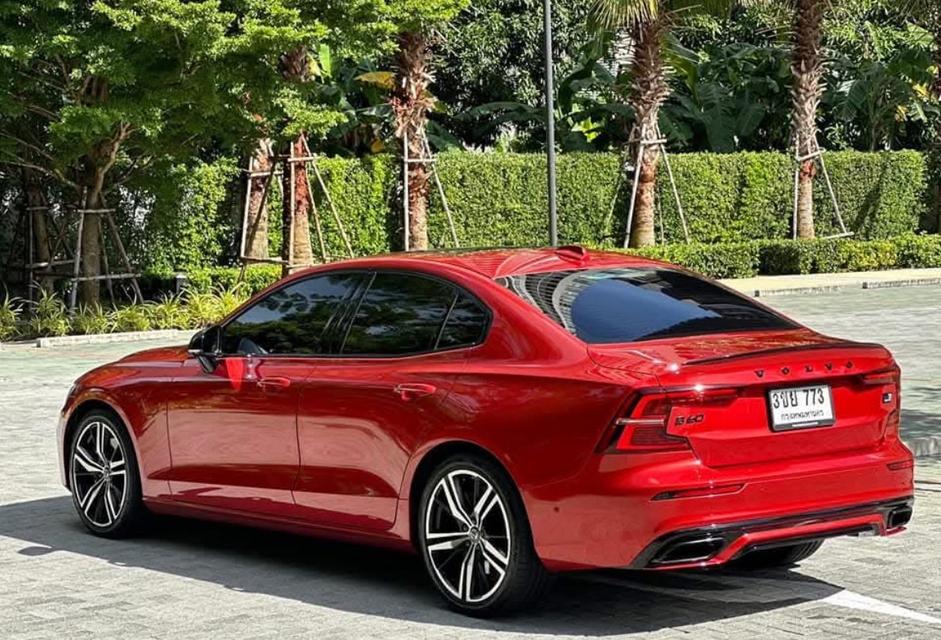 Volvo S60 T8 สีแดง 4