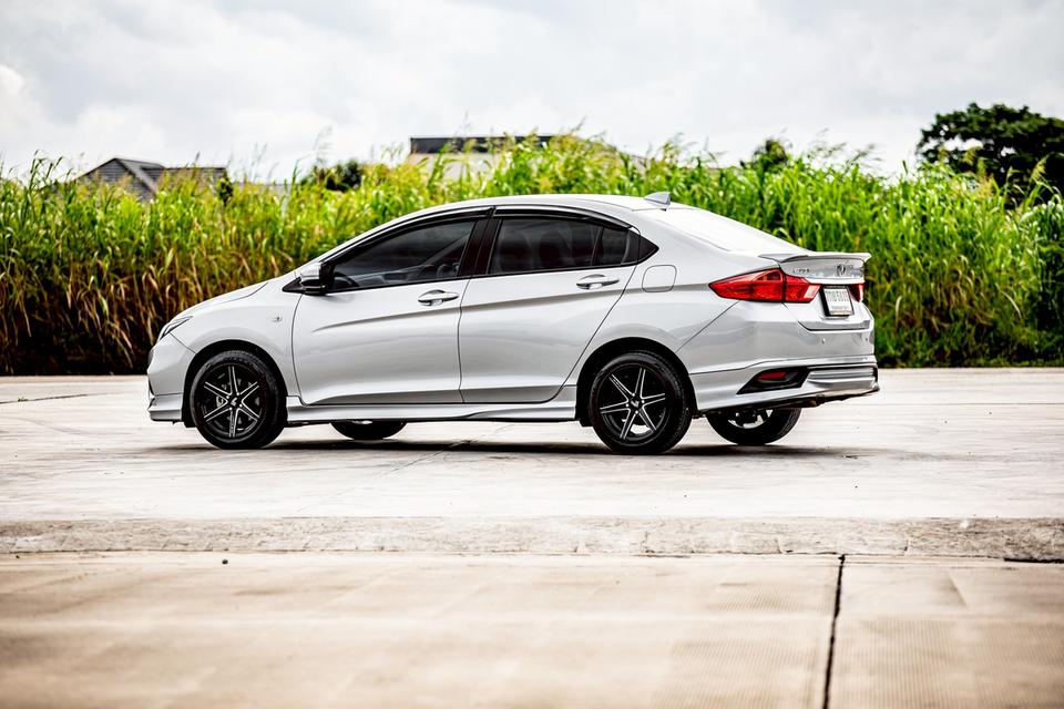Honda City 1.5S ปี 2018 สีเทา มือเดียวป้ายแดง  9