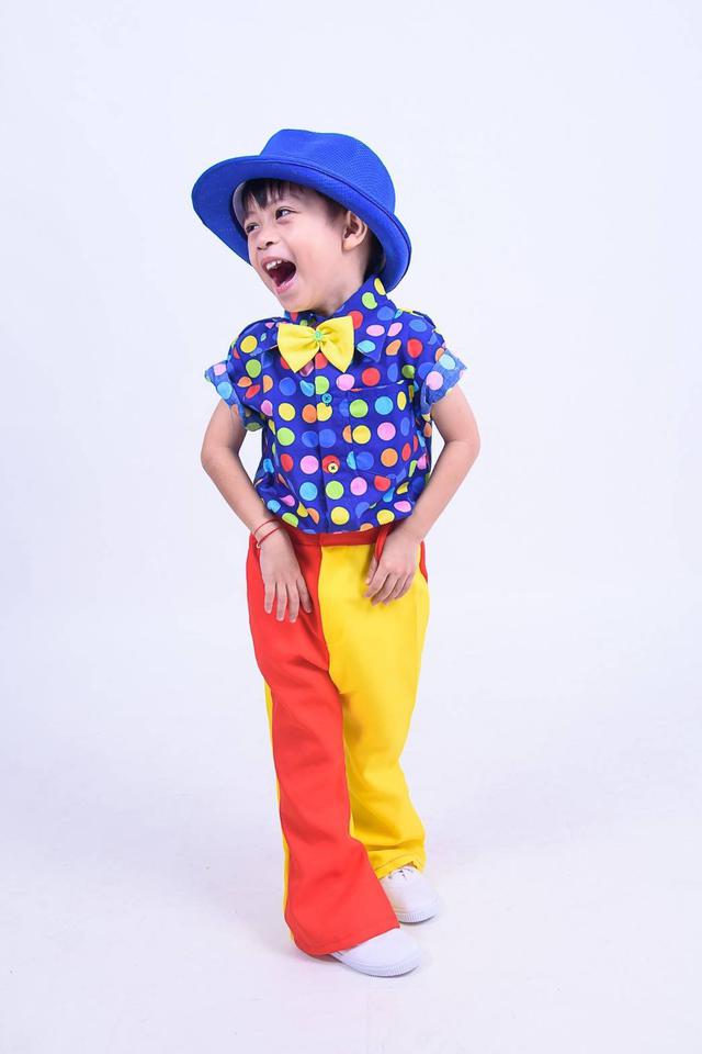 รูป ชุดไทยเด็กชายย้อนยุค เสื้อลายจุดกับกางเกงสองสี 5