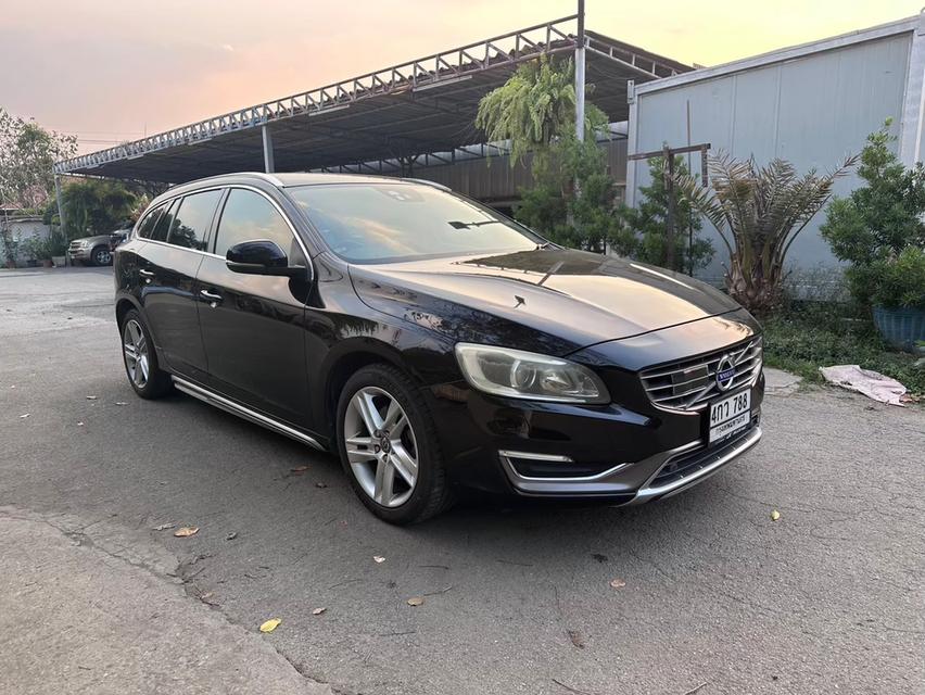 ขายVolvo v60 t4f ชุดแต่งแท้รอบคัน