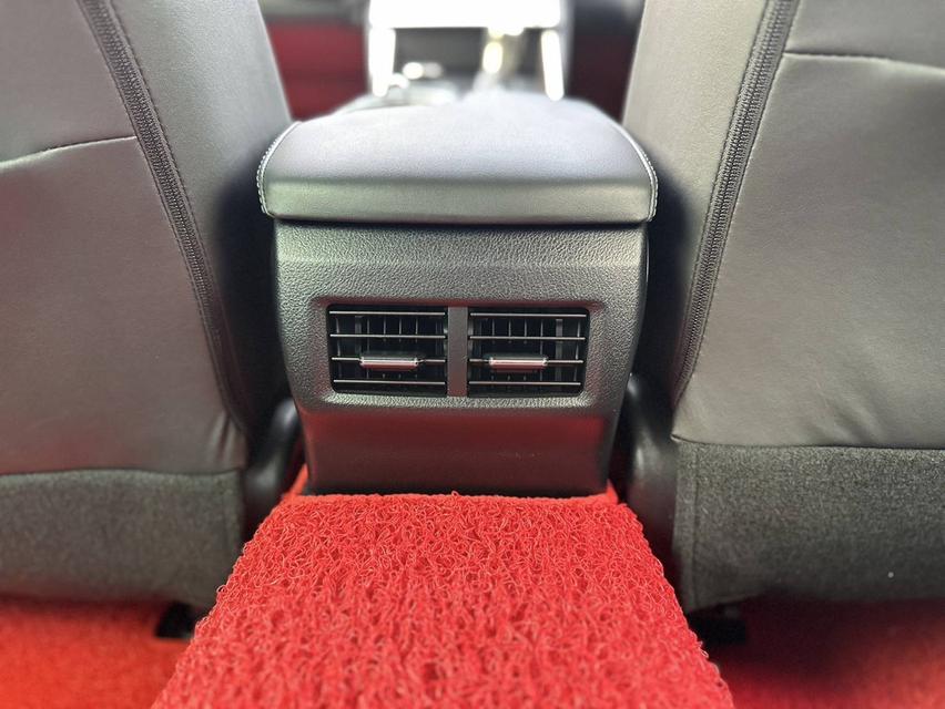 LEXUS IS 300h (2015) 12