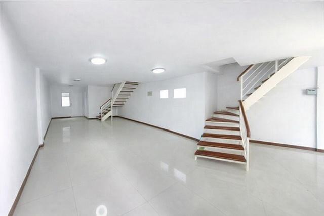 รถไฟฟ้า หลักหก ม.รังสิต 2.4 กม. เพิ่มแอร์ 2ตัว 3นอน 2น้ำ ติดถนน เทิดราชัน ให้เช่า ทาวน์โฮมหัวมุม 30ตรว. 152 ตร.ม. ด้านนอ 2