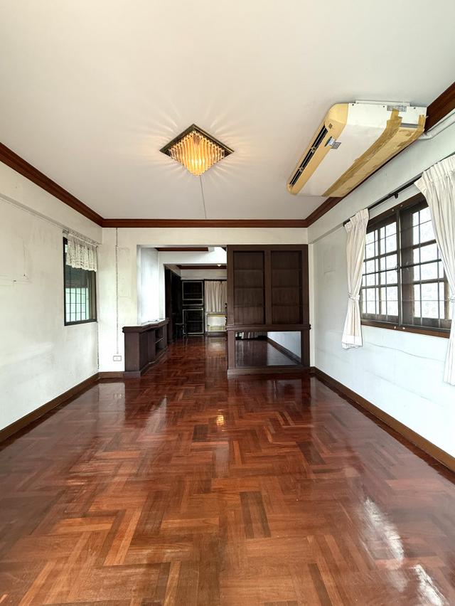 ขาย บ้านเดี่ยว 5 นอน ซอยประชาชื่น 30  ใกล้ โรงพยาบาลเกษมราษฎร์ ประชาชื่น 84 ตรว 2 ชั้น 5