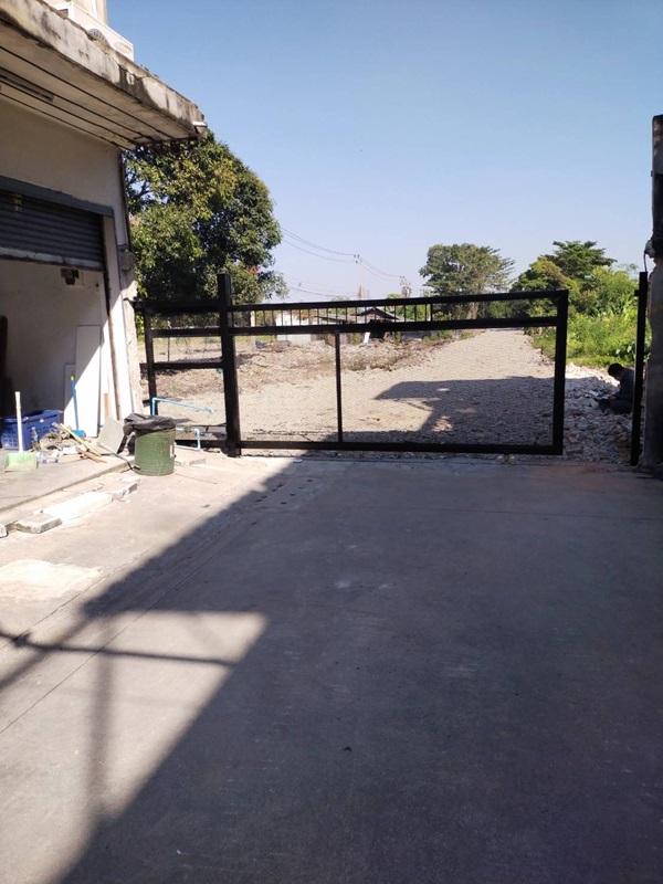 ขายที่ดิน ถนนพระราม2 ซอย28 แยก22 เขตจอมทอง กทม. พร้อมสิ่งปลูกสร้าง เป็นพื้นที่สีส้ม ขนาด 8 ไร่ 1 งาน 85 ตร.ว. โทร. 0814018666 4