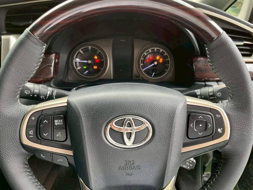 ไก่TOYOTA INNOVA CRYSTA เครื่อง2.8cc. รุ่น PREMIUM AUTO ปี 2022