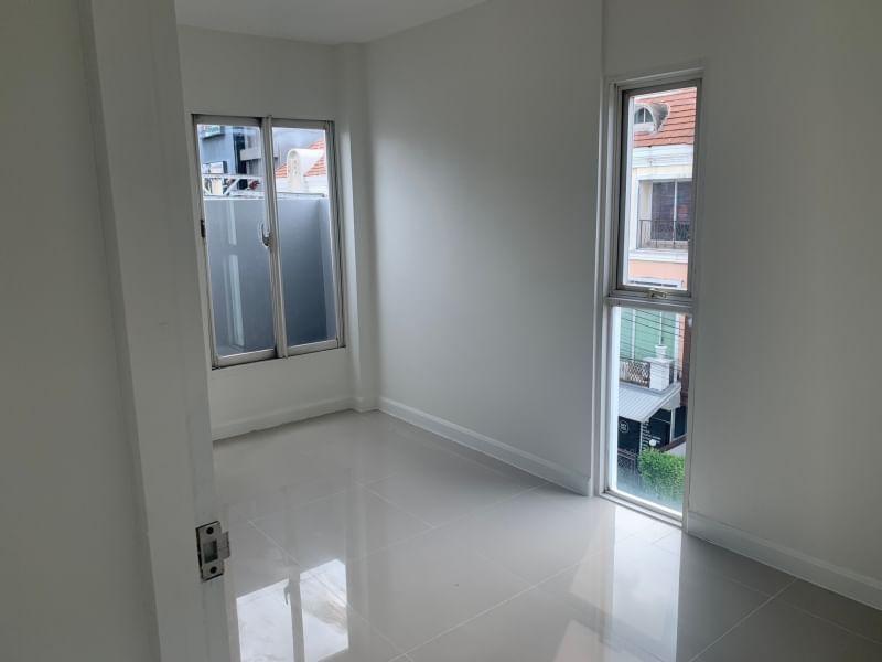 ขาย:บ้านทาวน์เฮ้าส์ หน้ากว้าง 6.5 เมตร ,สูง 3 ชั้น หมู่บ้านนีโอ คลาสสิค โฮม (Neo Classic Home ) ถนนรามอินทรา 8