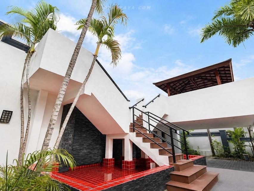 Siam Royal View Pattaya, an exclusive residential project positioned on one of Pattaya’s high viewpoints. Spacious private residence with large living 10