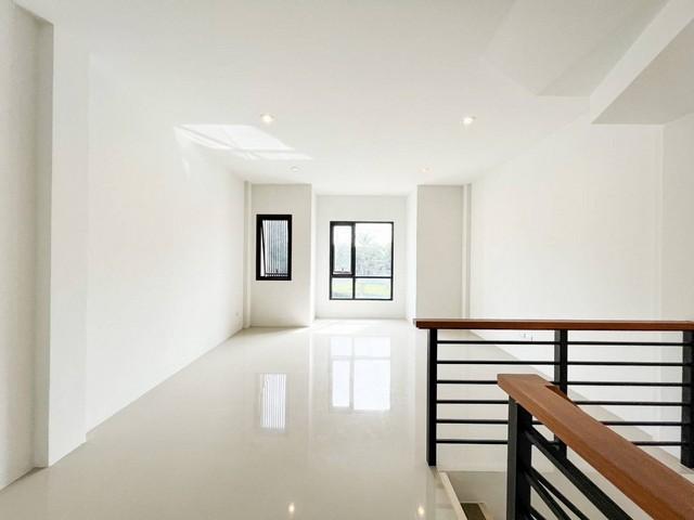 For Rent : Wichit, 3-Storey Commercial Building, 3 Bedrooms 4 Bathrooms 6