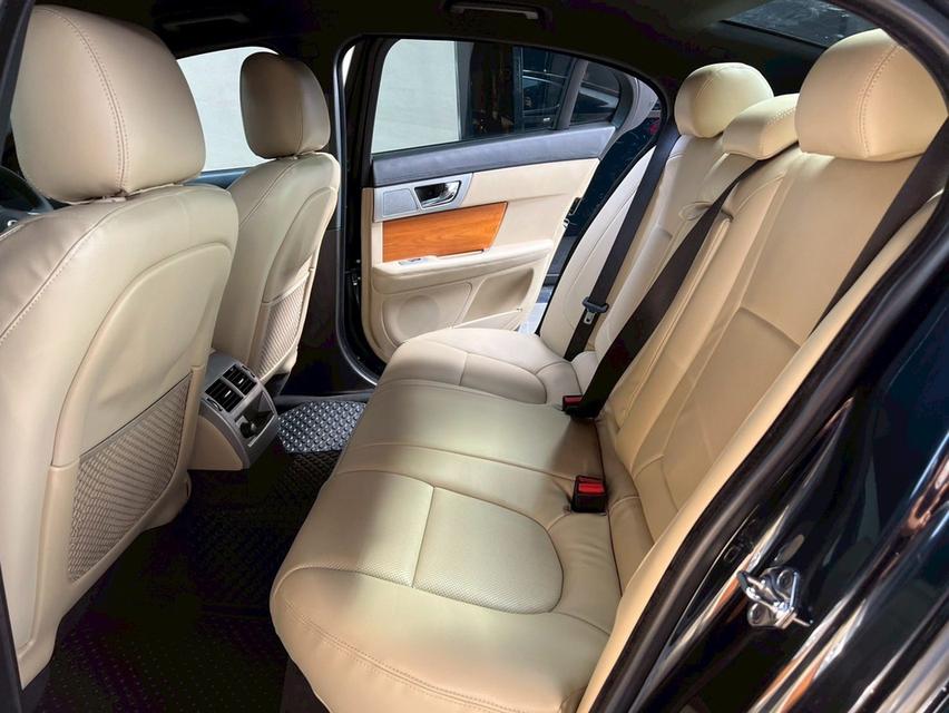 Jaguar XF 2.2 Sedan 9