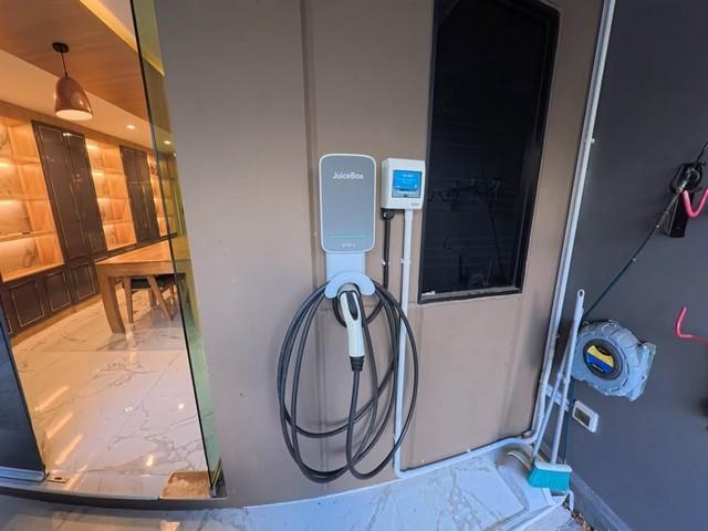 MTR101 ปล่อยเช่าทาวน์โฮม 3 ชั้น ติดโซล่ารูฟ 5kW พร้อม EV Charger และประตูรั้วไฟฟ้า 3 นอน 3 น้ำ แอร์ 6 เครื่อง เครื่องใช้ไฟฟ้าครบพร้อมอยู่ 7