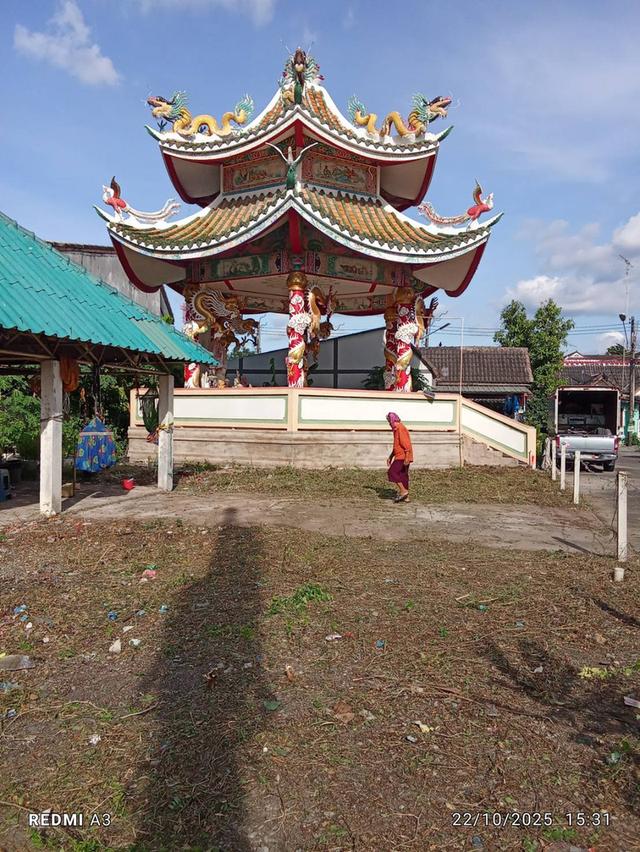 ขายที่ดินใกล้สวนอุตสาหกรรมเครือสหพัฒน์ ศรีราชา แปลงหัวมุม ริมน้ำ พร้อมสำหรับการปลูกสร้างบ้าน ในโครงการหมู่บ้านเทพธารินทร์ 2