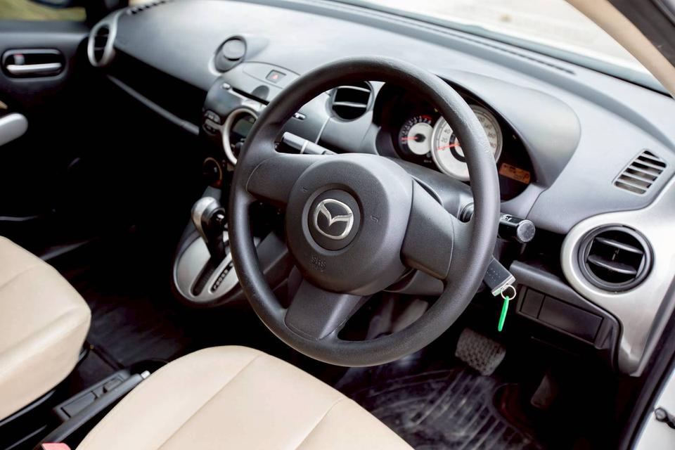 Mazda2 1.5 Groove Sedan ปี 2011 สีขาว เกียร์ออโต้ 14