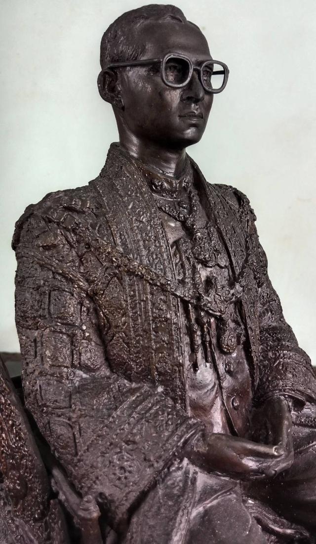 746.พระบรมรูปหล่อในหลวงรัชกาลที่ 9 พระบาทสมเด็จพระปรมินทรมหาภูมิพลอดุลยเดช ทรงประทับบนพระที่นั่งราชยานพุดตานทอง ส รูปที่ 11