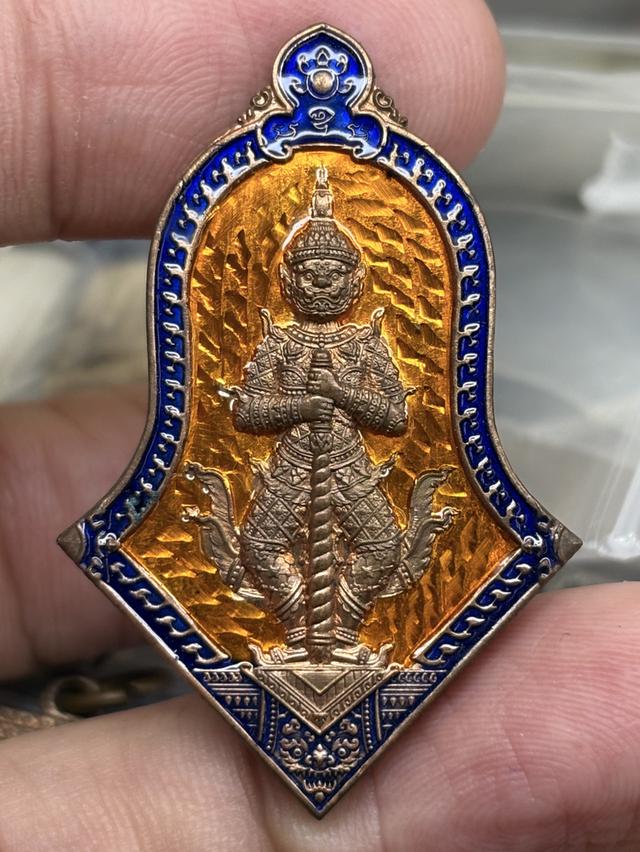 หมายเลข ๓๒ เหรียญจำปี ท้าวเวสสุวรรณ วัดตองปุ ลพบุรี พ.ศ.๒๕๖๕ ทองแดงลงยา สวยครับ
