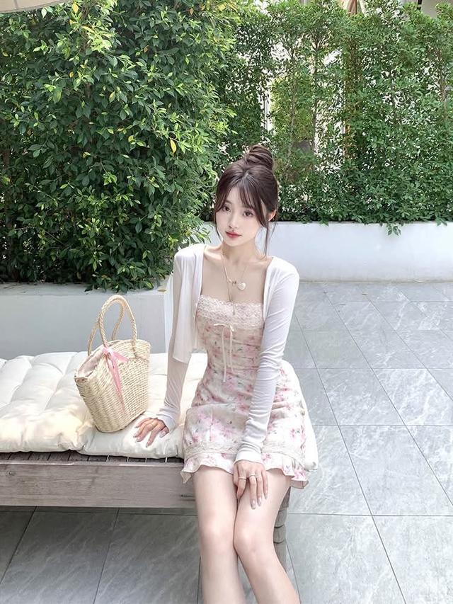เดรสสายเดี่ยวกับเสื้อคลุม (ร้านขายชุด อี้เหมิงสือเยว่)
