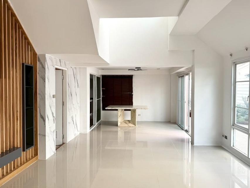 ให้เช่าโฮมออฟฟิศโมเดิร์น 3ชั้นครึ่ง หมู่บ้านสรานนท์ ปากเกร็ด ถนนติวานนท์ รหัสประกาศ  B982 12
