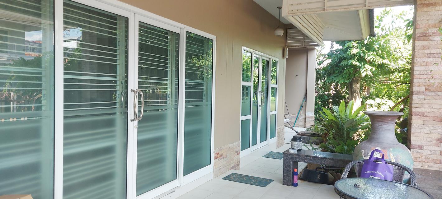บ้านเดี่ยว 2 ชั้น 5 ห้องนอน 4 ห้องน้ำ ห้องครัว ห้องรับแขก  ระเบียงดาดฟ้า บ่อปลาคราฟ ปั้มน้ำ ถ้งเก็บน้ำ ซักล้าง สวน แอร์ 5 ตัว มุ้งลวดพร้อมม่าน 17