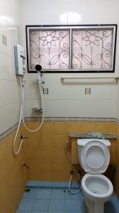 บ้านเดี่ยวบนเขา 54 ตรว. 2 ห้อนนอนใหญ่ 4x4 เมตร พร้อมโรงจอดรถเล็กได้ 2 คัน มีรั้วรอบขอบชิด มีมุ้งลวด เหล็กดัด ผ้าม่าน แอร์ เครื่อวทำน้ำอุ่น ครัว 17